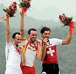 Le podium de la course en ligne aux Jeux Olympiques 2008 à Beijing: Rebellin (argent), Sanchez (or), Cancellara (bronze)